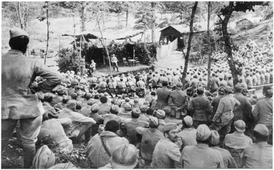 Concert in Mauffrecourt voor vertrek naar de loopgraven, 15 juli 1916 door French Photographer